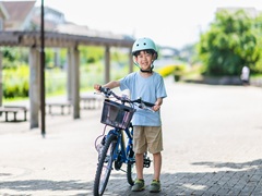 自転車の少年のイメージ