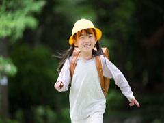 走っている子ども